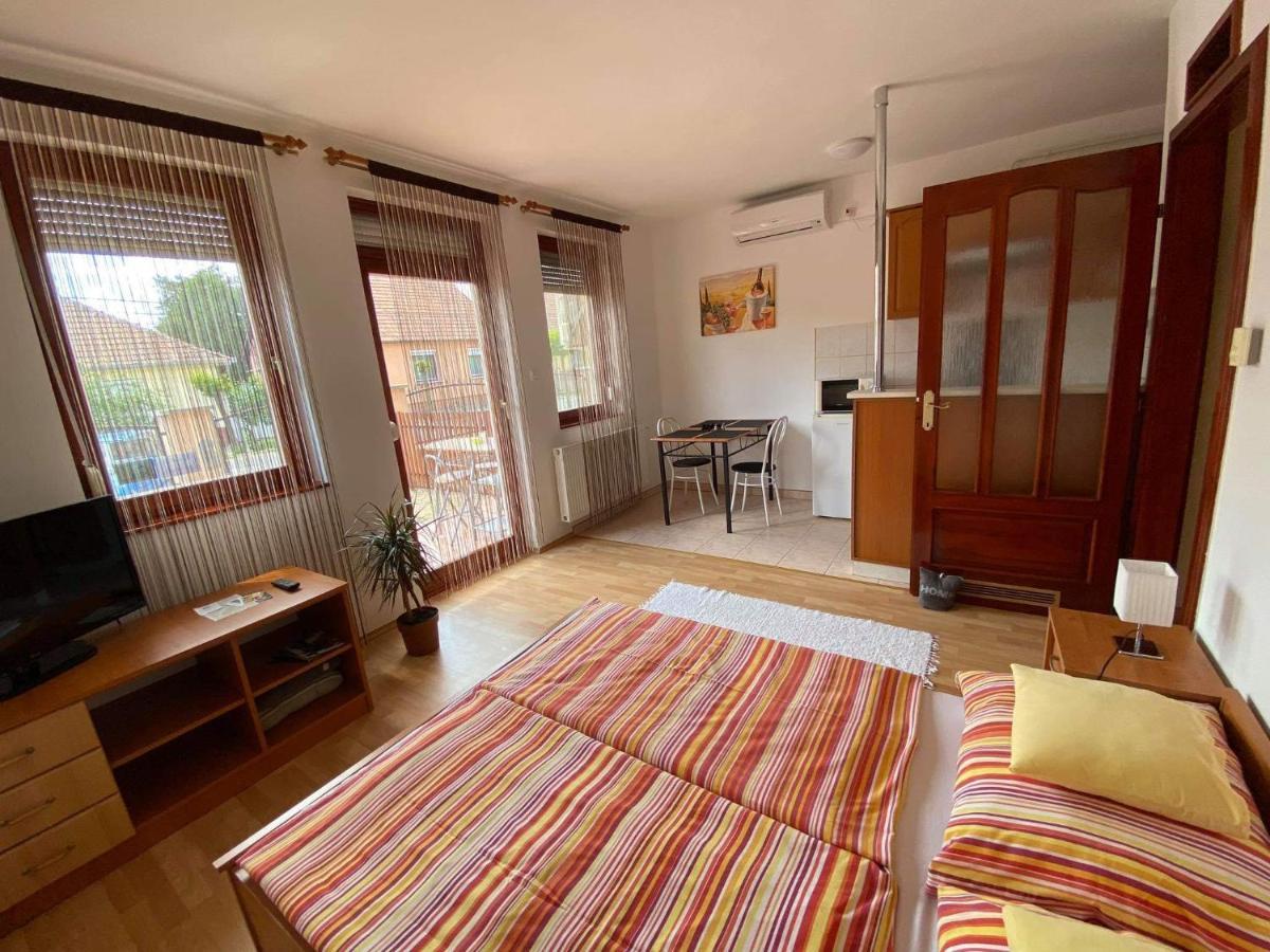 Hellasz Apartman Gyula Extérieur photo
