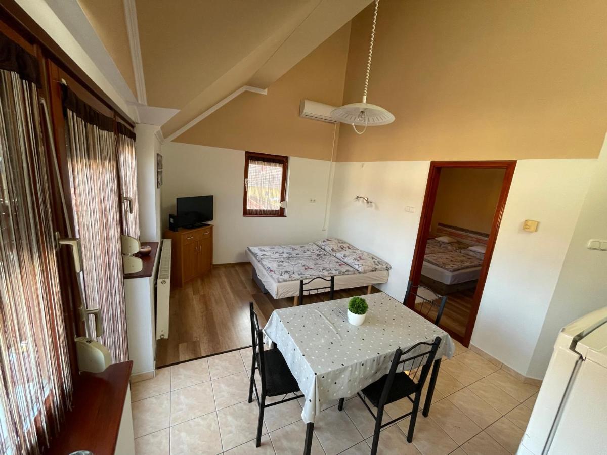 Hellasz Apartman Gyula Extérieur photo