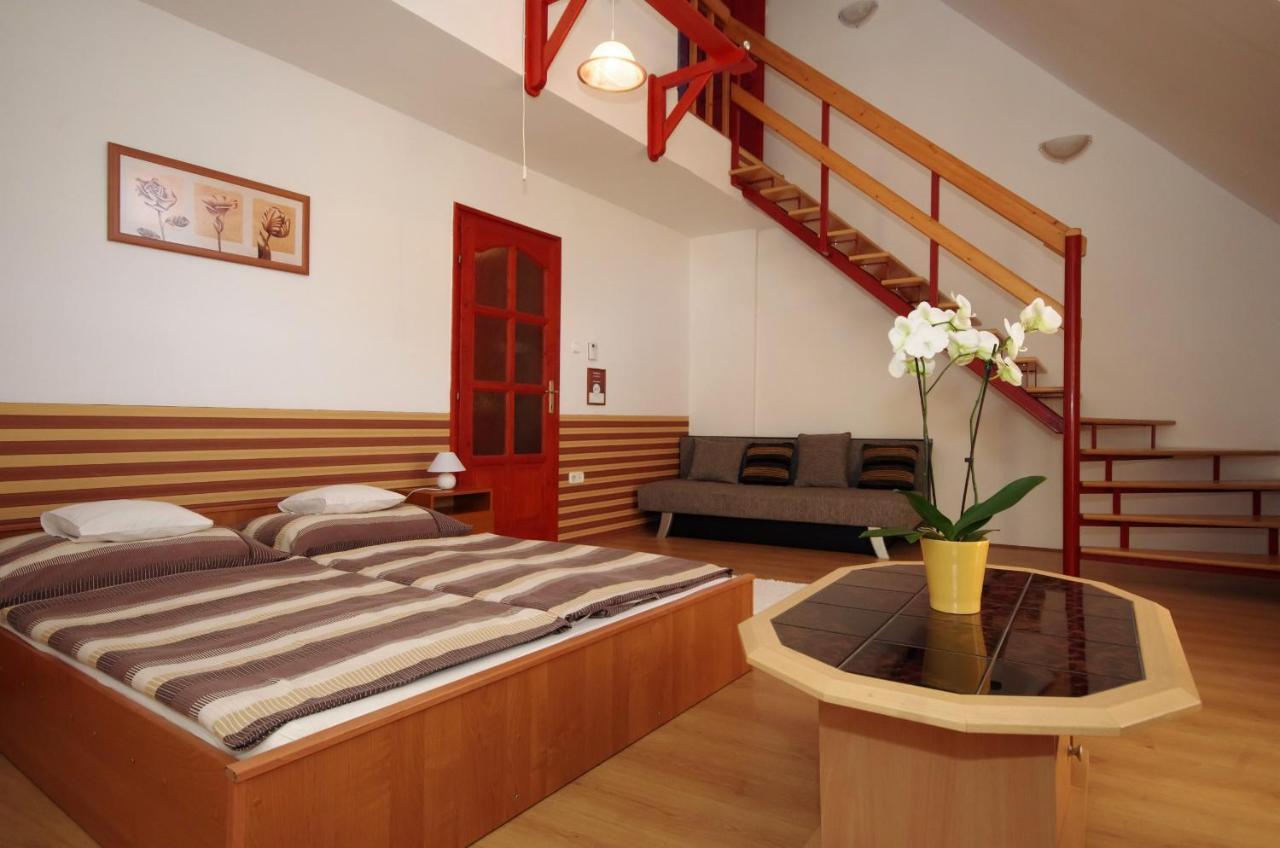 Hellasz Apartman Gyula Extérieur photo